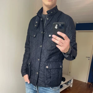 Barbour jacka - Tja! Säljer denna feta jackan från Barbour!| Mycket gott skick och inga defekter!| Nypris runt 3000kr, mitt pris 499kr!| Pris alltid diskuterbart!| Vid fler frågor tveka inte att kontakta mig!| //Nils
