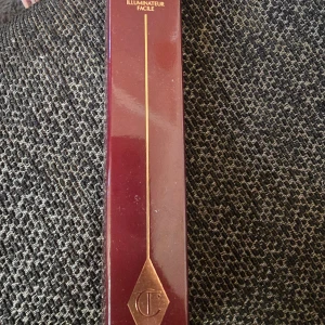 Charlotte Tilbury Spotlight Highlighter - Glow up med Charlotte Tilbury Spotlight Highlighter! Kommer i en lyxig vinröd förpackning med gulddetaljer och CT-logga. Perfekt för att ge ansiktet en snygg lyster och highlighta dina bästa features. Färgen är Spotlight, en champagne-ton som passar de flesta hudtoner.