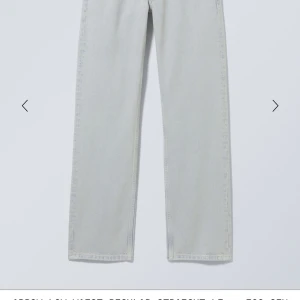 Arrow low waits jeans från Weekday  - Säljer ett par Arrow Low Straight Jeans i Artic Blue från Weekday i storlek 29/34. Jeansen har rak passform och låg midja. 