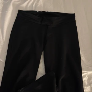 Svarta byxor  - Svarta kostym likande byxor från lager 157