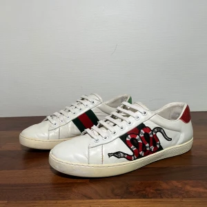 Gucci ace snake -  Feta Gucci ace snake i mycket bra skick🐍. Skorna är i storlek 42, passar 43.  Vid fler bilder eller frågor är det bara att höra av sig, och kom ihåg, alltid 14 dagars ångerrätt hos oss på Revalo🤝👟