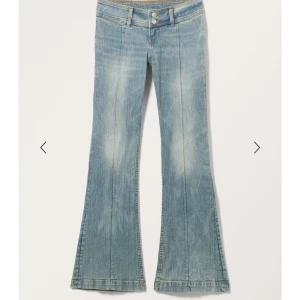Lågmidjade bootcut jeans - Snygga ljusblå bootcut jeans, lågmidjade och markerade pressveck framtill. Köpt på monki för 500 kr. Storlek 24/32, Bra skick och skriv till mig för bilder💕pris kan diskuteras