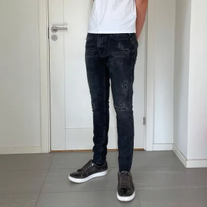 Replay  - Säljer nu dessa Replay jeans med snygga slitningar i populär design som är i bra skick bortsett från slitna vid skrevet, W30 och L32, skriv för fler bilder/frågor🙌🏼