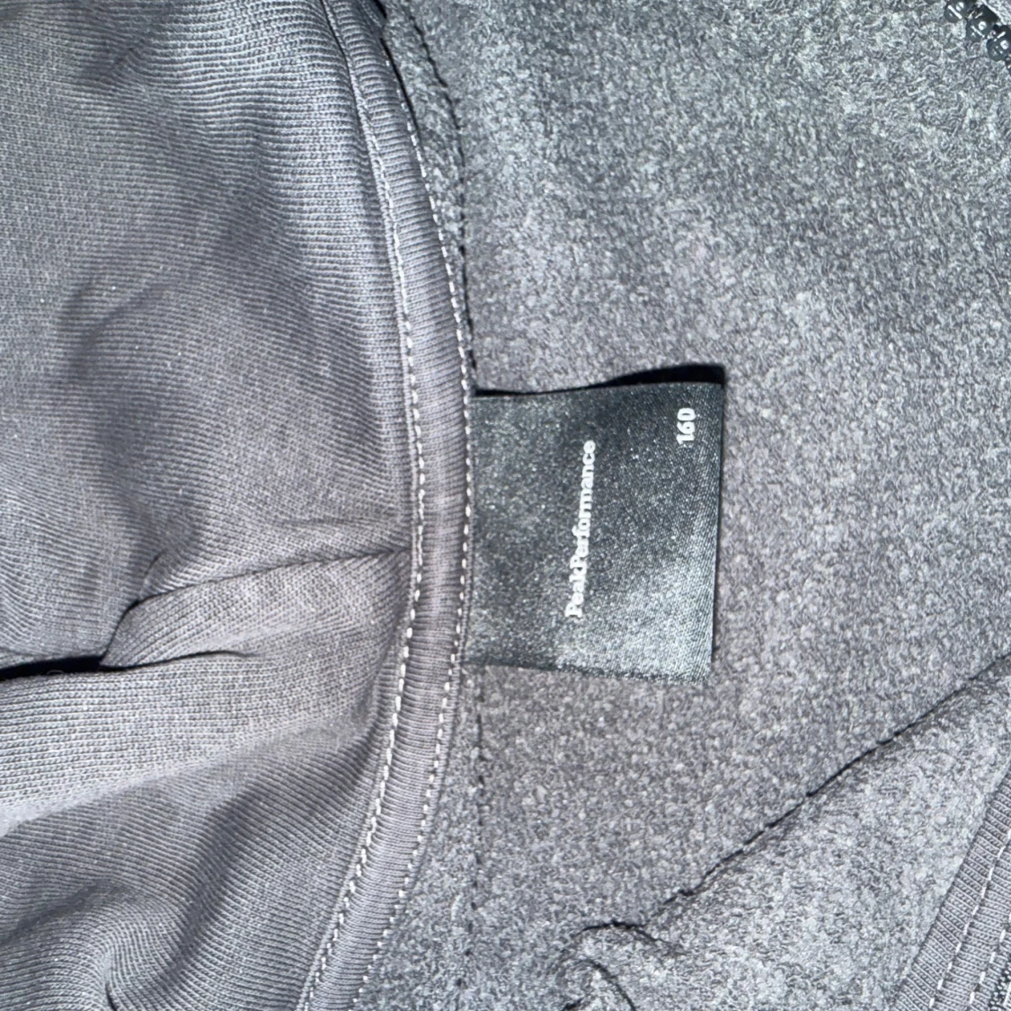 Svart hoodie från Peak Performance - 1