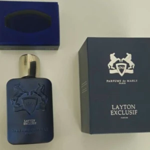 Layton Exclusif Parfym 4.2 oz - Lyxig parfym från Parfums de Marly, Layton Exclusif. Flaskan rymmer 4.2 fl oz (ca 125 ml) och är tillverkad i Frankrike. Snygg design och exklusiv känsla – perfekt för dig som vill sticka ut. Nästan helt oanvänd 95%. Helt ny parfym kostar runt 2 tusen kronor 