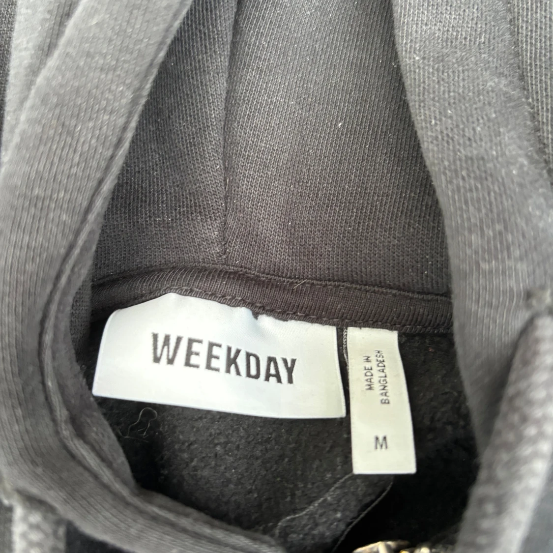 Svart hoodie med dragkedja från Weekday - 2