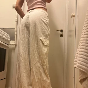 Vita Byxor cargo - Säljer dessa superfina krämvita cargo byxor!! Dom är tillräckligt långa i benen, sköna & snygga⭐️ Fraktar/Möts upp i Solna. Kolla min profil för mer kläder 💖Paketpris gäller! 