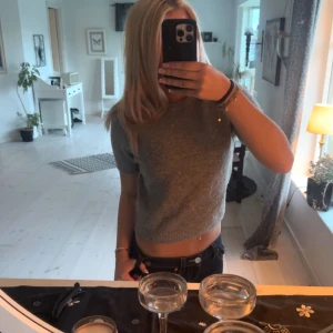 Grå croppad stickad topp från Zara - Grå stickad topp från Zara, lite nopprig men inget man tänker på, strlk s