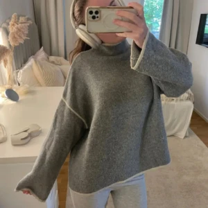 polotröja med vita detaljer - så fin jättebra skick 