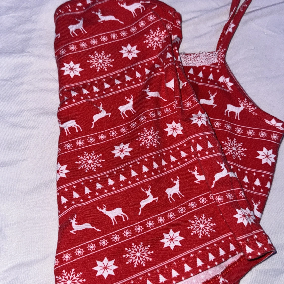 Röd julig linnetopp med spets - 1