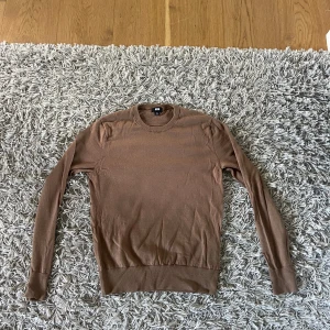Brun stickad tröja Uniqlo - Säljer en brun stickad slim fit tröja från Uniqlo i storlek XS | Inte jätte använd | Passar dig som är 165-172 |🙌🙌🙌