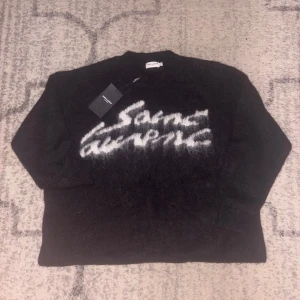 Saint Laurent Paris tröja - Helt ny med pris lapp kvar, säljer den på grund av att den passar inte min stil och lite stor för mig! Pris kan sänkas vid snabb affär. 