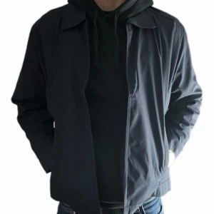 Navy Overshirt - Säljer denna riktigt stiliga navy blå overshirten perfekt nu till hösten. Riktigy bekväm och fungerar som både regnjacka windbreaker. Storlek M men sitter mer som storlek S. Helt ny aldrig använd!