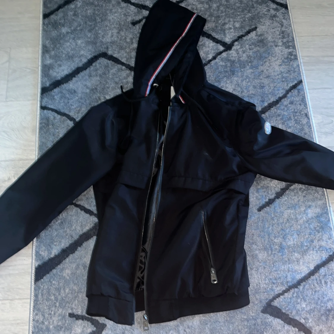 Svart vindjacka från Moncler med huva - 3