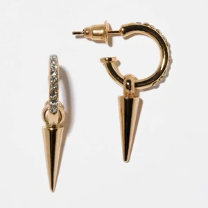 Guldörhängen med spetsig hängande detalj - Snygga örhängen i guld med spetsig hängande detalj och gnistrande stenar på ringen. Perfekt för dig som gillar att sticka ut med coola accessoarer. Ringen är rund och dekorerad med små glittrande stenar för extra bling.