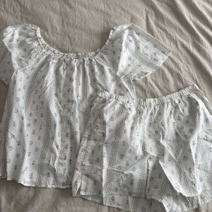 Pyjamas från Kappahl  - Jätte söt pyjamas från Kappahl i storlek S. Aldrig använd och lappen är kvar. Köpte för 500kr💐🌷