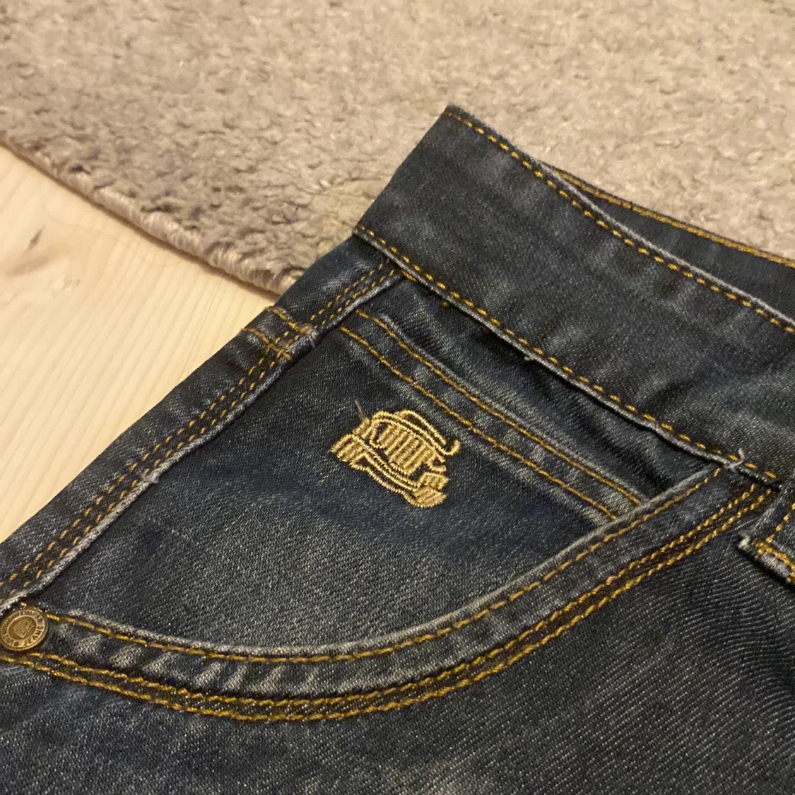 Mörkblåa jeans från Jeep med brodyr - 3