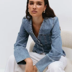 Söker!! Shaped denim jacket Gina tricot  - Söker denna, färgen spelar ingen roll!