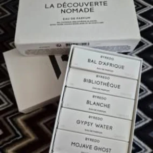 Byredo La Découverte Nomade set - Upptäck sex populära Byredo-dofter i smidiga miniflaskor: Bal d'Afrique, Bibliothèque, Blanche, Gypsy Water, Mojave Ghost och Rose of No Man's Land. Perfekt för dig som vill testa olika parfymer från ett trendigt märke.