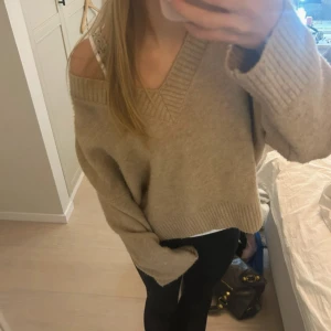 Stickad tröja - Supermysig beige/brun stickad tröja med v-ringning 💕Långärmad och riktigt skön för kyligare dagar. Säljer då den inte kommer till användning längre! Skriv vid funderingar❤️