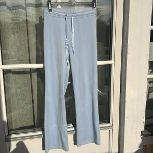 Ljusblå mjukisbyxor från Gina Tricot - Supermjuka ljusblå mjukisbyxor från Gina Tricot. Byxorna är tillverkade i ett lent, sammetsliknande material som är jätteskönt att ha på sig 🤩 de är inte använda men de har ändå tappat en knapp vid snöret när jag tvättade de NYPRIS 299kr ✨