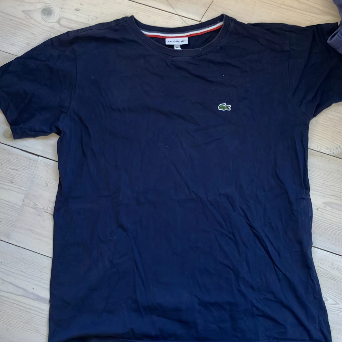 Marinblå t-shirt från Lacoste, strl 16 176cm