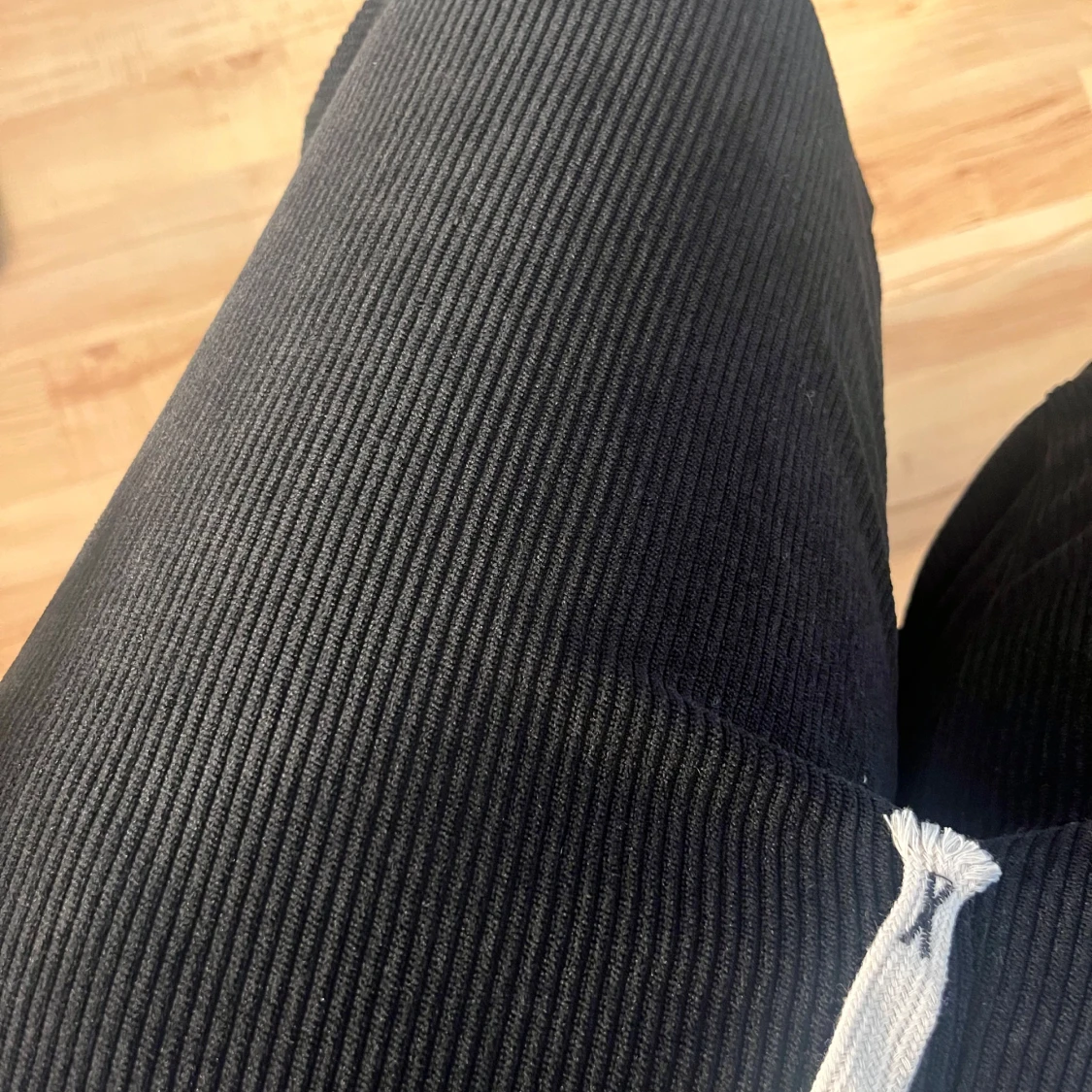 Svarta mjukisbyxor med manchester tyg och snörning - 2