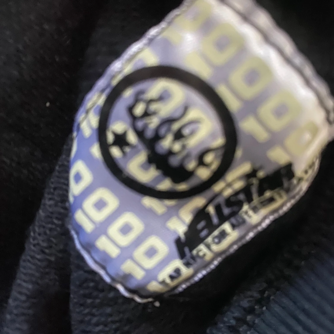 Svart hoodie från Helstar Records - 2