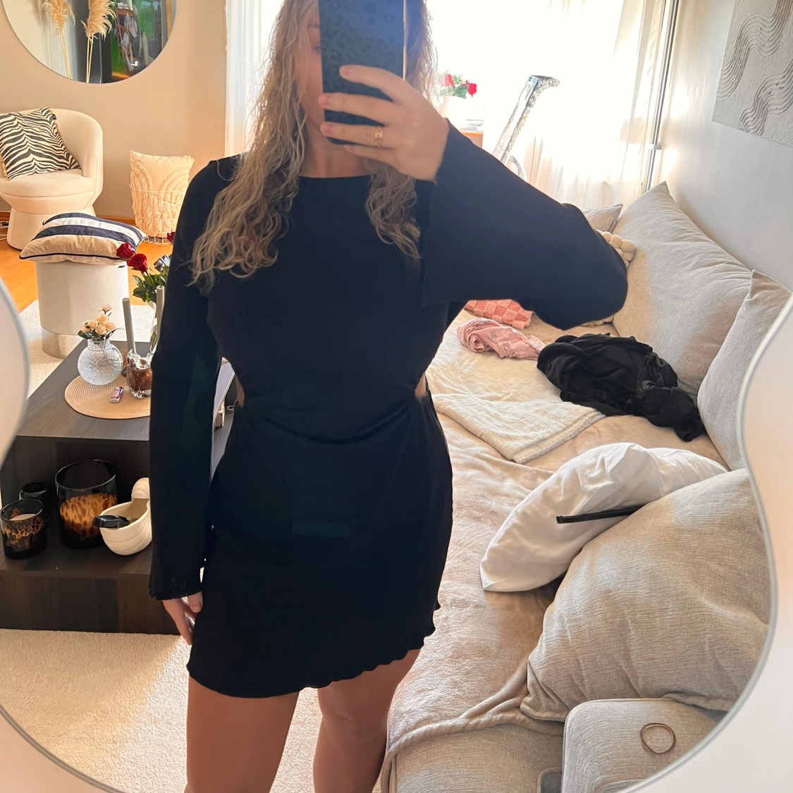 Svart ribbad kortklänning med cutout