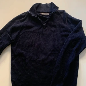 Stilren halvzip  - Fet halvzip ifrån dressman i storlek M, perfekt nu till vinter/höst. Skick 9/10