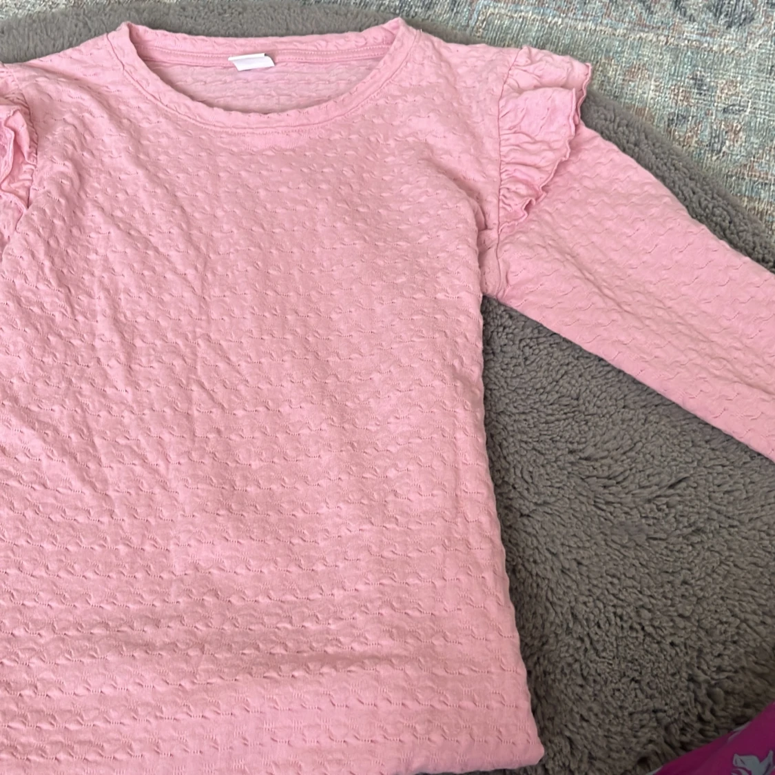 Rosa långärmad topp med volang Lindex