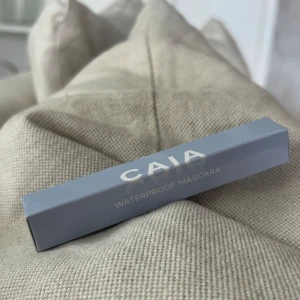 CAIA Waterproof Mascara - Säljer en CAIA Waterproof Mascara i snygg ljuslila kartong. Perfekt för dig som vill ha vattenfast mascara som håller hela dagen, oavsett om du tränar eller badar. Ger en intensiv look och separerar fransarna snyggt. Volym: 3L.