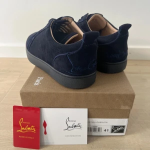 Christian Louboutin  - Säljer mina sprillans nya Christian Louboutin då de inte passade i storlek Helt nya i 10/10 skick  Hör av er vid fler frågor eller vid intresse och även fler bilder om de skulle vara så! Priset är inte i hugget, då priset kan diskuteras vid snabb affär✌🏼😊🙌🏼