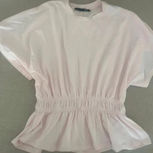 Jättesöt tröja💗 - Jättefin t shirt med resor i midjan i storlek S. Jättebra skick!🥰