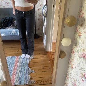 Svarta bootcut jeans med låg midja - Superdupersnygga låga monki jeans! Säljer pga kommer inte till användning. Jag tror inte de säljs mer. Nypris: 500kr 💗💗