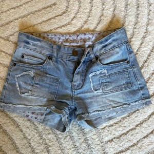 Ljusblå jeansshorts  - Snygga ljusblå jeansshorts från Lab Industries med slitna detaljer. Barnstorlek men passar nog om man har xxs i jeansshorts. Pris kan alltid diskuteras💕💕