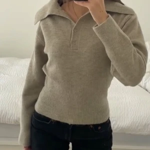 Zara jumper -  Zara, stickad tröja med tenniskrage, ljusgrön/beige, storlek M, använd 1-3 ggr och i jättebra skick (första bilden är lånad)