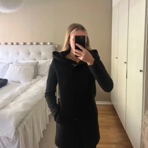 Svart kappa  - Med Luva, har ett band ja kan skicka med att ha i midjan också 