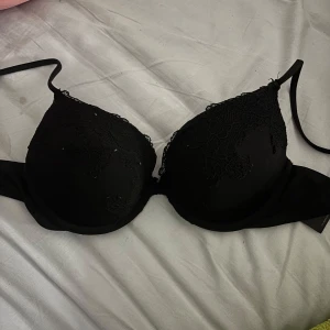 Svart bh - Bh andvänd där av priset inga difekter 