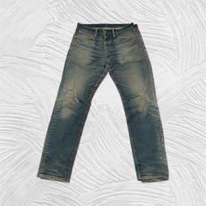 Levis 512 - natural distressing - Säljer ett par tvärfeta Levis 512 i storlek W33 L32 i finfint skick. De har en naturlig distress i form av solblekning och hål på knäna.                                                                                 ✅Bara att skriva vid funderingar