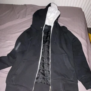 Moose Knuckles Jacka - Köpt hos johnells för 4000kr, använd ca 3 månader och känns fabriksny, finns dock problem med dragkedjan men det jätte billigt att fixa hos en skräddare. Jag tar också emot byten.