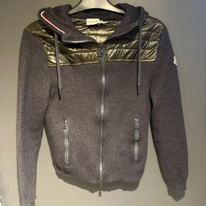 Moncler cardigan  - Moncler cardigan i fint skick, bara skriva vid frågor