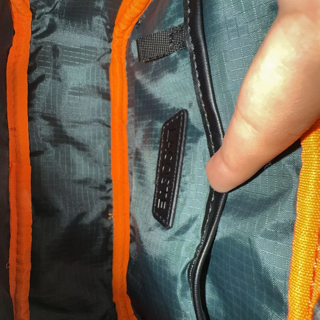 Svart axelväska från Lacoste med mönster - 4