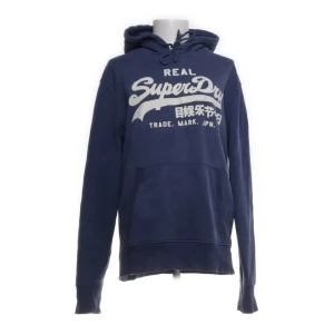 Superdry hoodie - Superdry hoodie - Blå - Storlek: Large - Bra skick, minimalt hål vid fickan, inget som syns vid användning - Nypris: 949kr - Mitt pris: 379kr - hör av dig vid funderingar 💫