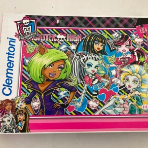 Monster High - Färgstark Monster High-pussel med coola karaktärer och 104 bitar. Perfekt för dig som gillar att utmana dig själv och samtidigt njuta av ikonisk popkultur. Passar både fans av Monster High och dig som vill ha ett roligt pyssel att göra själv eller med vänner.