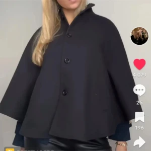 Poncho H&M - Superfin poncho jacka från H&M i storlek 36. Jättefin nu till hösten, inga defekter alls den är som ny! Bilderna är lånade, skrev för egna bilder på jackan. 