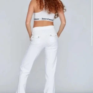 Vita Juicy couture  - Snygga  byxor från Juicy Couture. Bra skick skulle jag ändå säga. Säljer för att dom inte kommer till någon användning längre. Skriv privat för fler bilder. Pris kan diskuteras!!💞