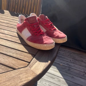 Valentino flycrews röda sneakers - Säljer ett par Valentino flycrews. Perfekt för dig som gillar statement-skor med lyxig vibe. Skon är ganska beat up. Använts väl, har försökt tvätta dom så gott jag kan men vissa saker går inte bort. Kan du tvätta skor ordentligt är det inget problem att få bort det som är kvar. Vid eventuella frågor eller funderingar är det bara att höra av sig. Priset är inte hugget i sten på grund av skicket på skon