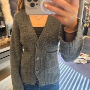 Grå stickad kofta med knappar - Mysig grå stickad kofta med tre stora knappar framtill och två fickor. Kommer tyvärr inte till använding och därför säljs💗