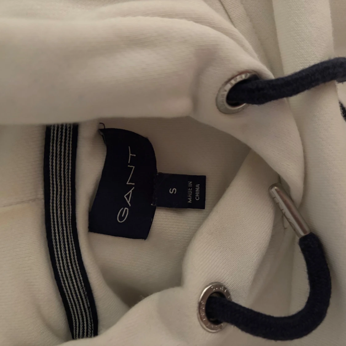 Vit hoodie från GANT  - 2